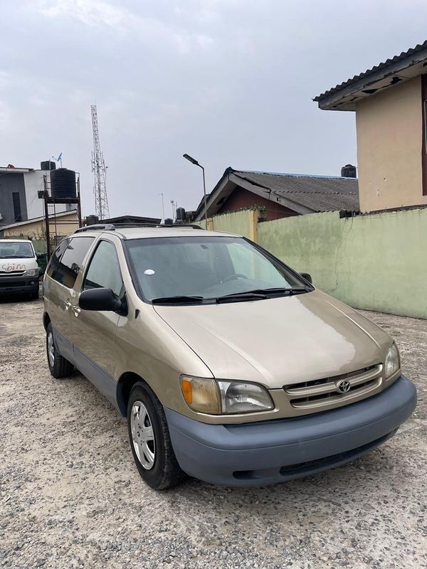 Main image of 2000 Toyota Sienna LE